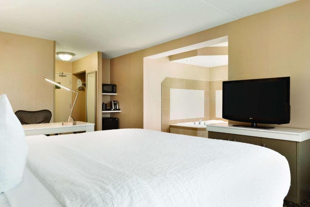 King Room with Whirlpool room - Image 3