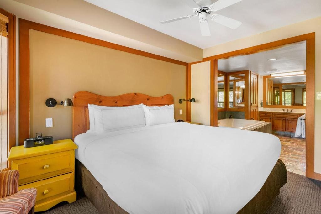 One-Bedroom King Suite with Sofa Bed room - Image 2