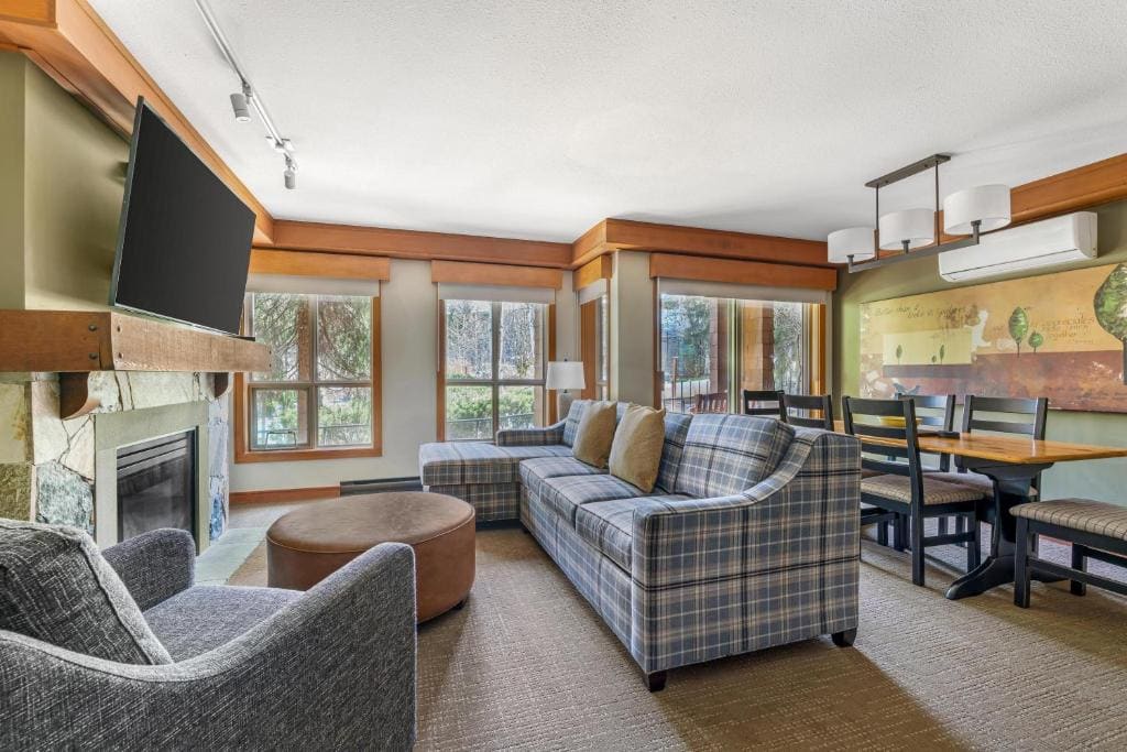 One-Bedroom Connecting King Suite with Sofa Bed room - Image 2