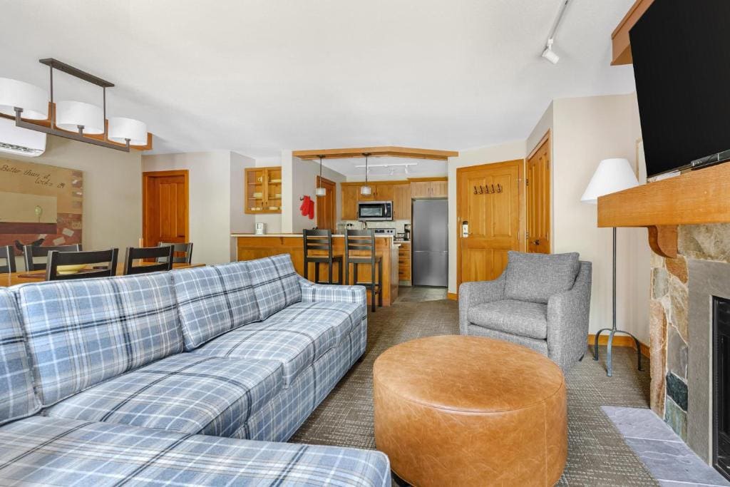 One-Bedroom Connecting King Suite with Sofa Bed room - Image 1