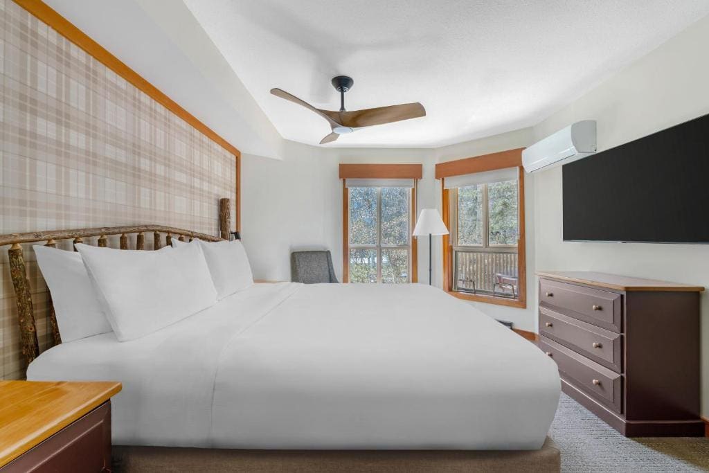 One-Bedroom King Suite with Sofa Bed room - Image 1