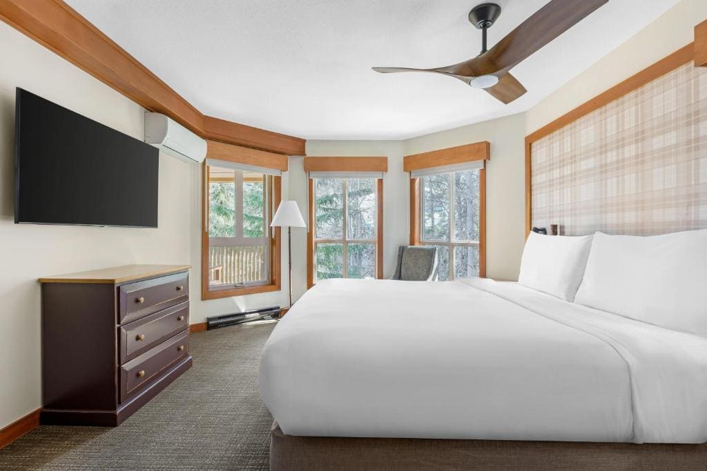 One-Bedroom Premier King Suite with Sofa Bed room - Image 3