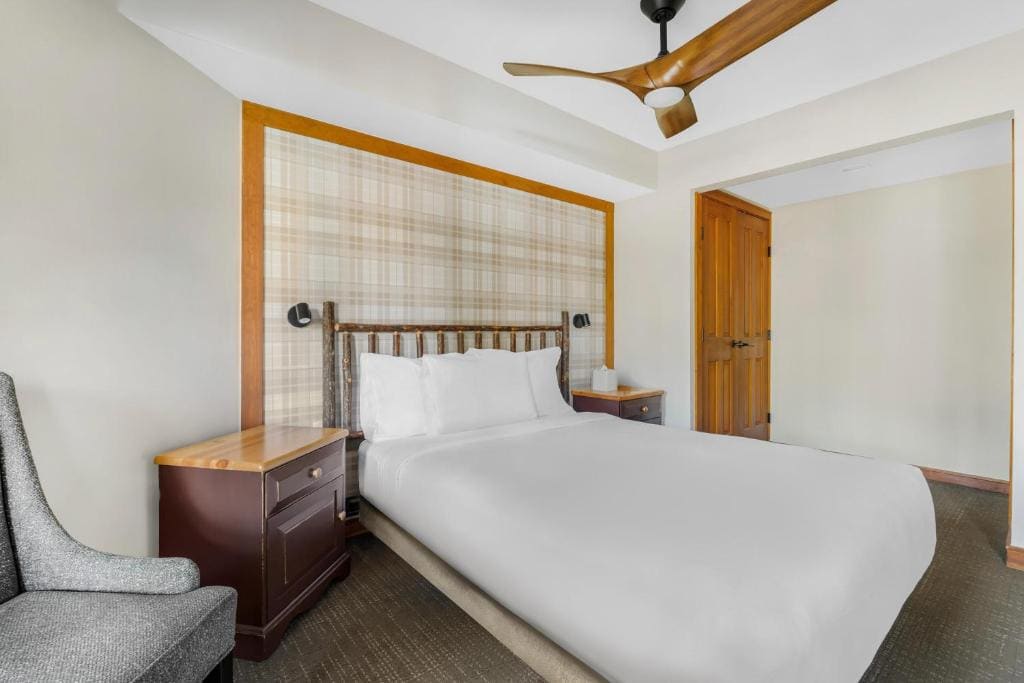 One-Bedroom Queen Suite with Roll-in Shower room - Image 1