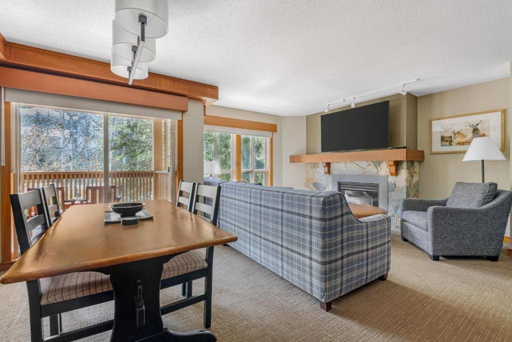 One-Bedroom Queen Suite with Roll-in Shower room - Image 2