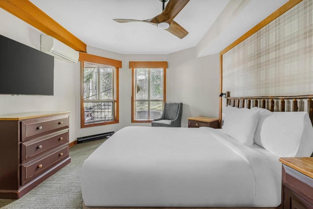 One-Bedroom Queen Suite with Roll-in Shower room - Image 3