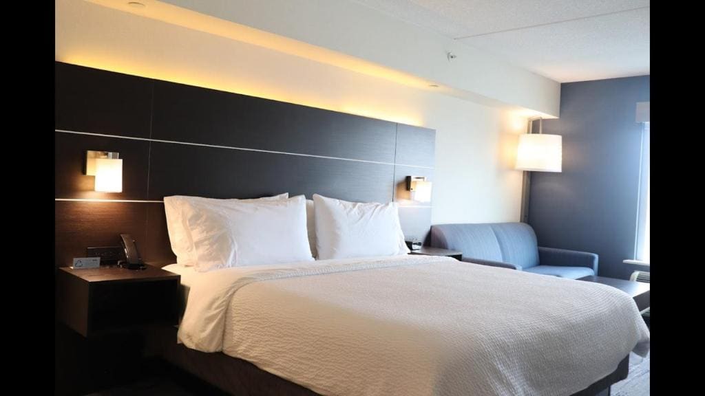 Standard King Room with Sofa Bed room - Image 1