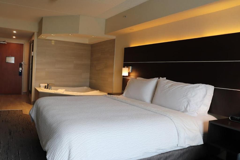 Queen Suite with Whirlpool - Non- Smoking room - Image 1