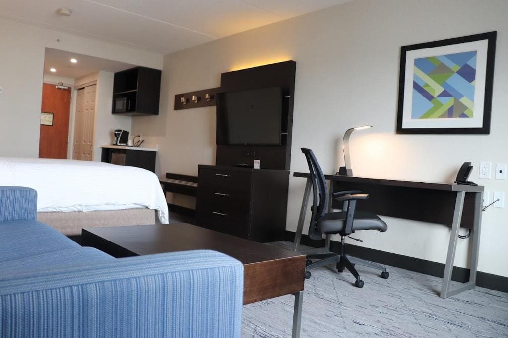 Standard King Room with Sofa Bed room - Image 2