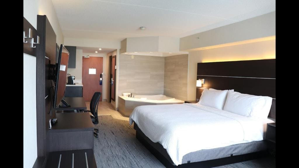 Queen Suite with Whirlpool - Non- Smoking room - Image 2