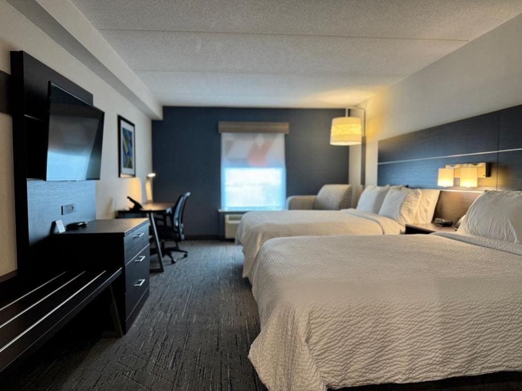 Standard Room with Two Queen Beds room - Image 3