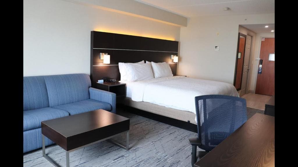Standard King Room with Roll-in Shower - Mobility Accessible room - Image 1