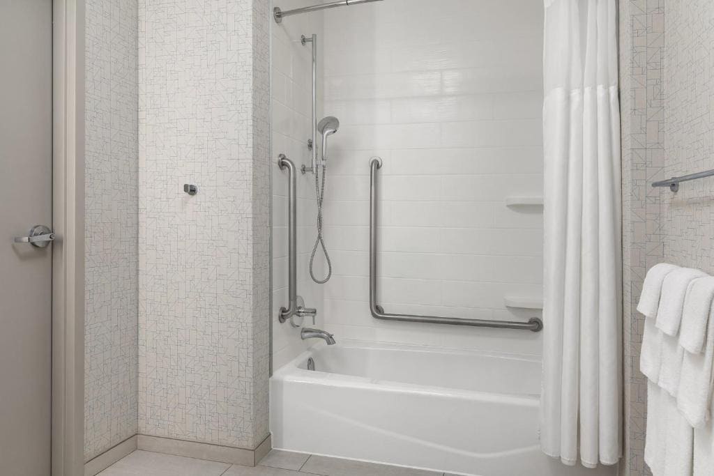 Standard Queen Room with Two Queen Beds and Mobility Accessible Tub room - Image 2