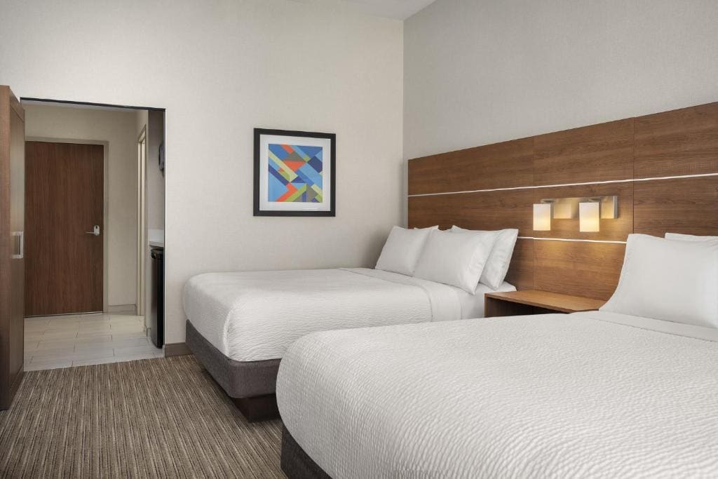 Standard Queen Room with Two Queen Beds and Mobility Accessible Tub room - Image 3