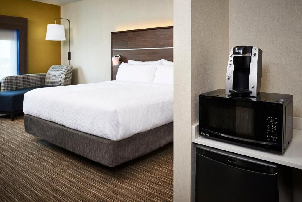 King Room with Roll-In Shower - Disability Access room - Image 1