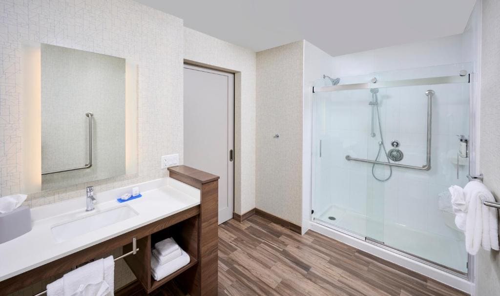 King Room with Roll-In Shower - Disability Access room - Image 2