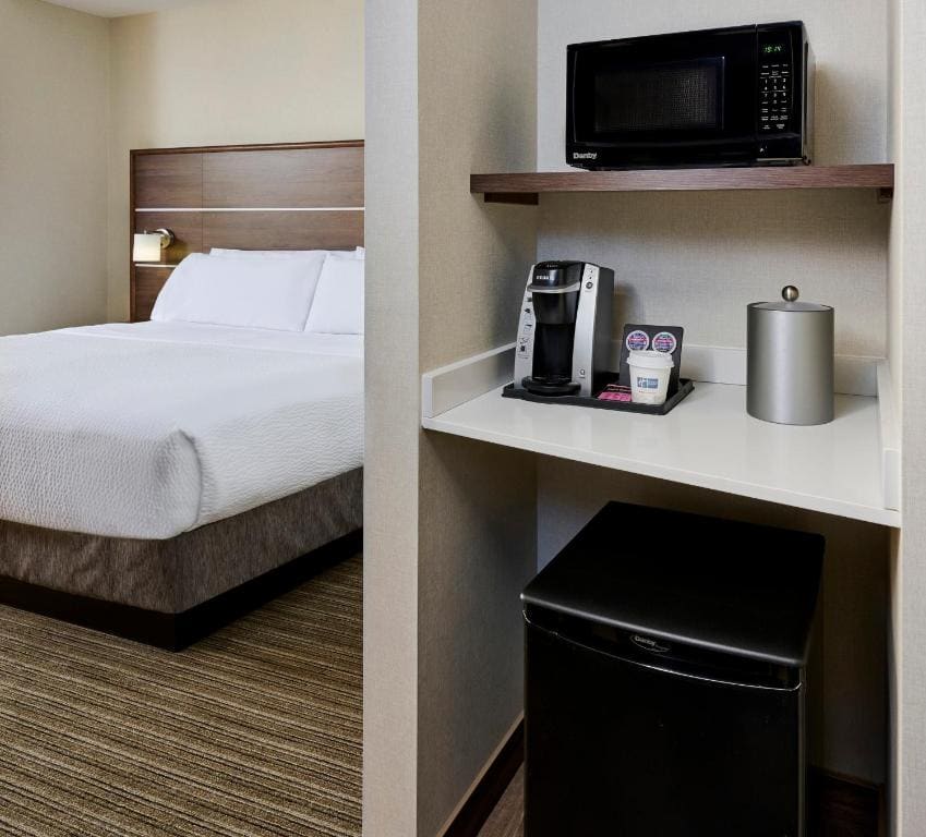 Standard Room with Two Queen Beds room - Image 2