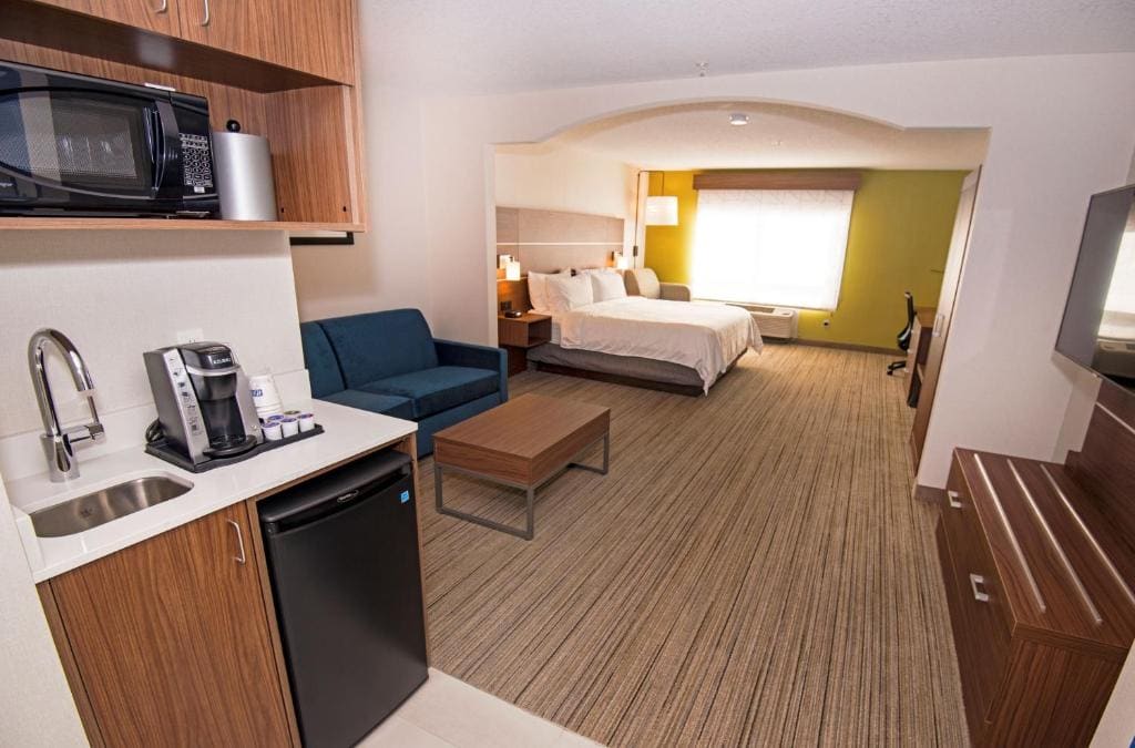 Standard King Room with Sofa Bed room - Image 1