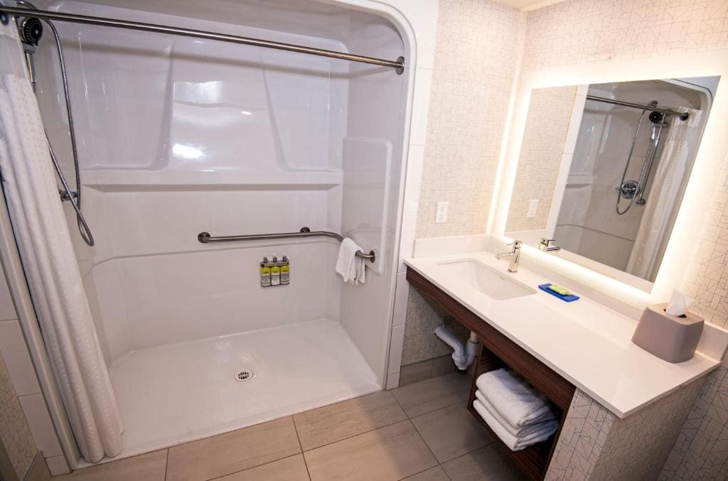 Standard Queen Room with Two Queen Beds and Mobility Accessible Tub room - Image 2