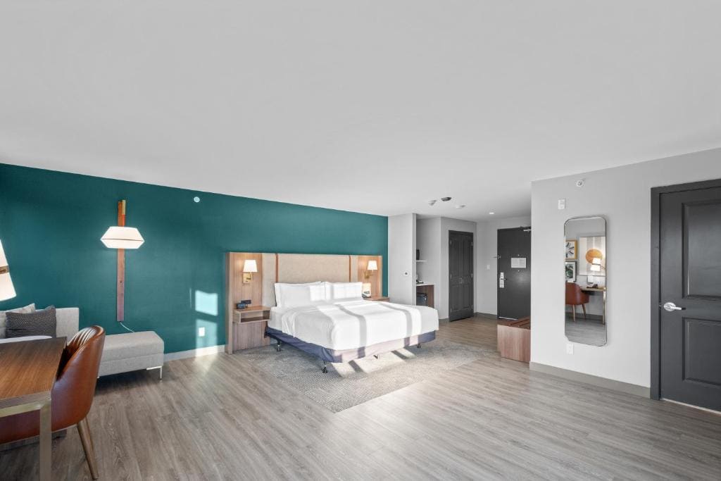 Standard King Room - Disability Access room - Image 2