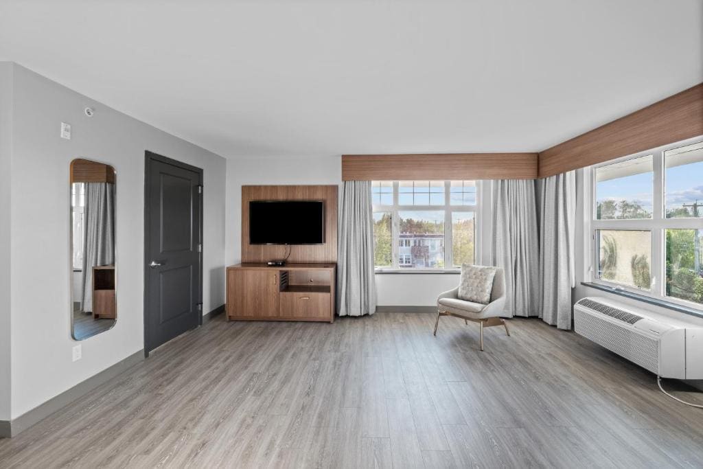 Standard King Room - Disability Access room - Image 3