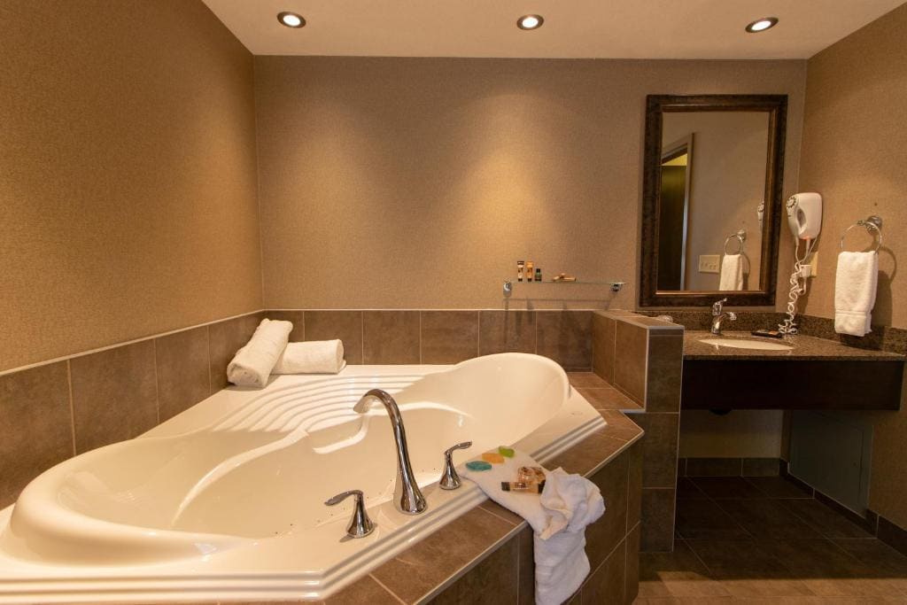 King Suite with Spa Bath room - Image 3