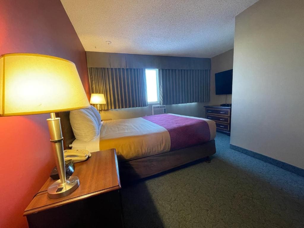 1 Queen Bed, Mobility Accessible Room, Bathtub w/ Grab Bars, Non-Smoking room - Image 1