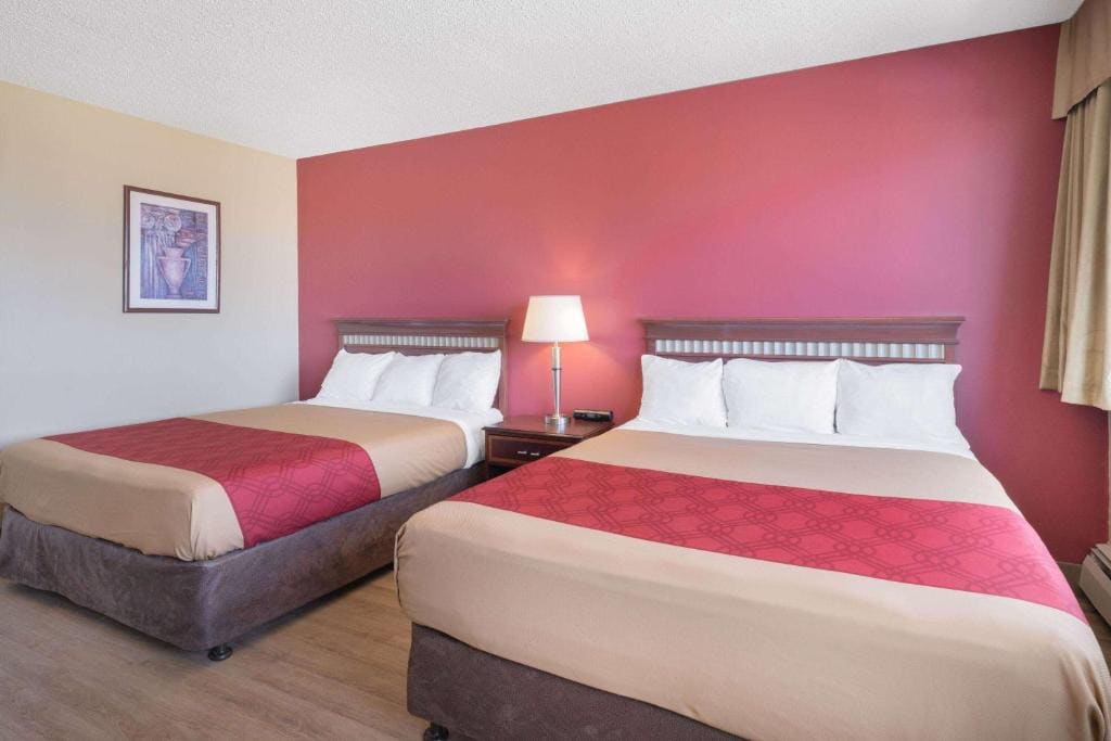Queen Room with Two Queen Beds - Non-Smoking room - Image 2