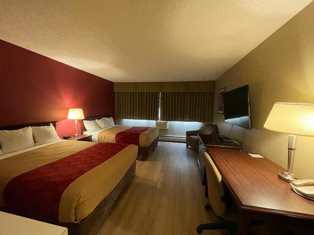 Queen Room with Two Queen Beds - Non-Smoking room - Image 1