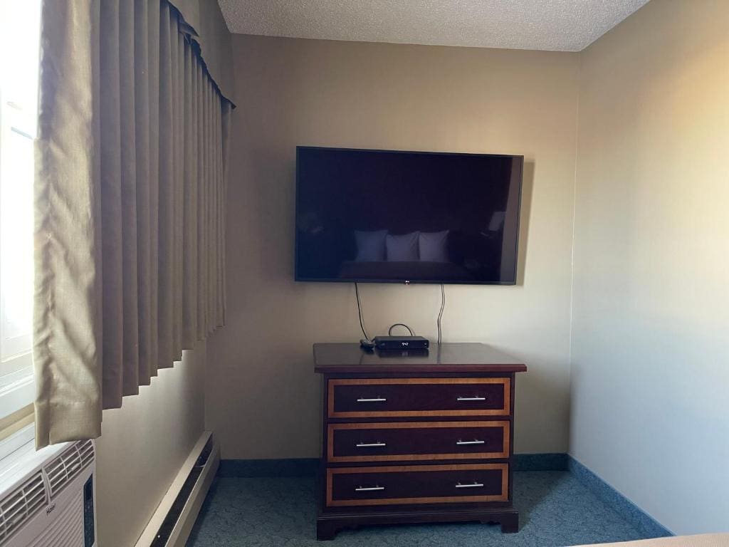 Queen Room - Non-Smoking room - Image 3