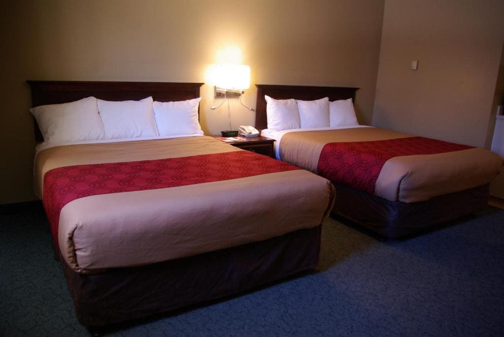 Queen Room with Two Queen Beds - Non-Smoking room - Image 3