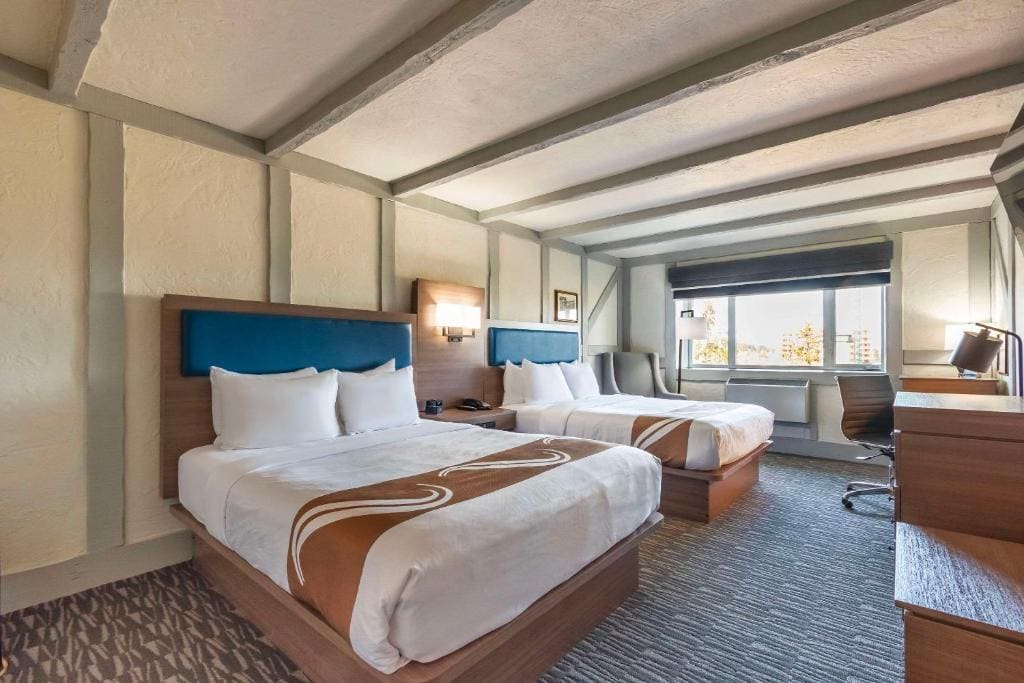 Queen Room with Two Queen Beds - Non-Smoking room - Image 2