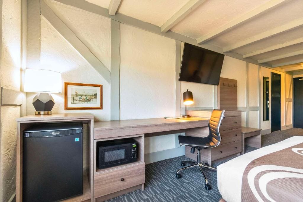 Queen Room with Two Queen Beds - Non-Smoking room - Image 3