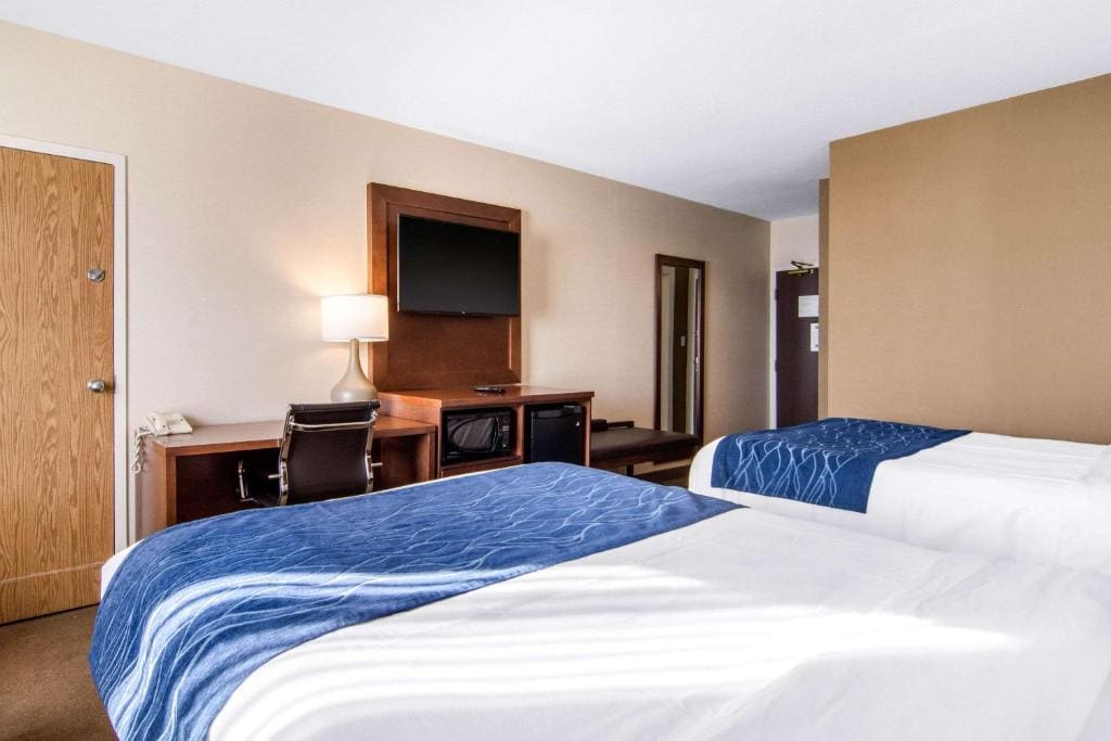 Queen Room with Two Queen Beds - Non-Smoking room - Image 2