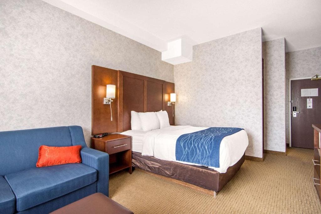 Queen Room - Non-Smoking/Pet Friendly room - Image 3