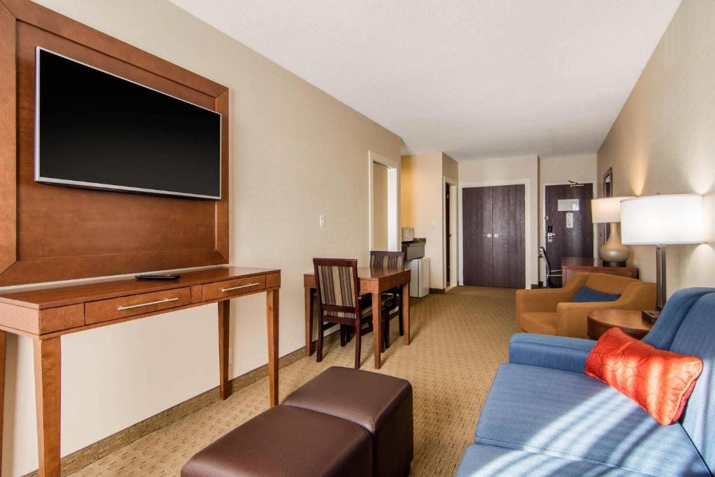 Upgraded King Suite - Non-Smoking room - Image 3