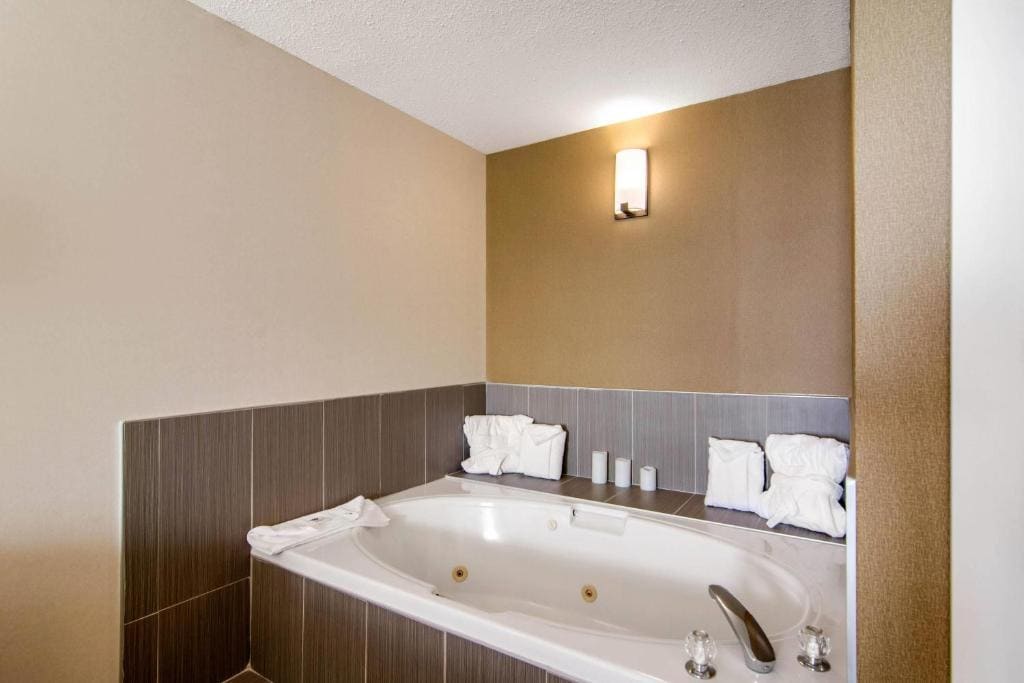 Upgraded King Suite - Non-Smoking room - Image 1