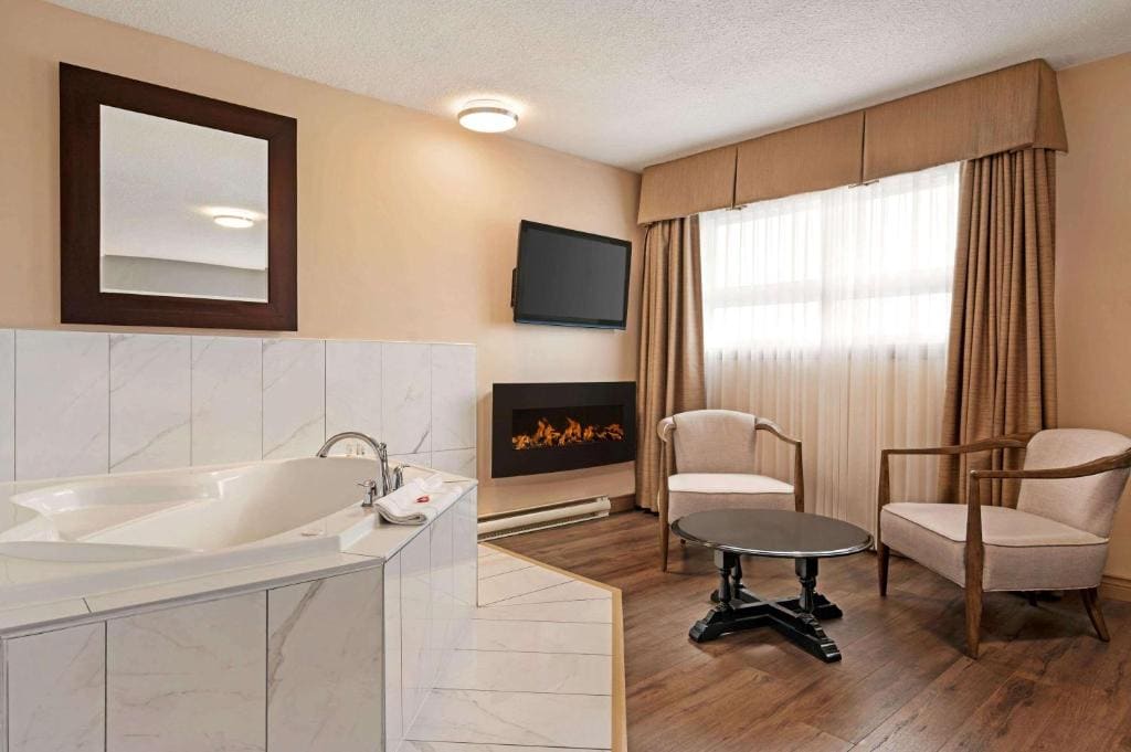King Suite - Non-Smoking room - Image 3