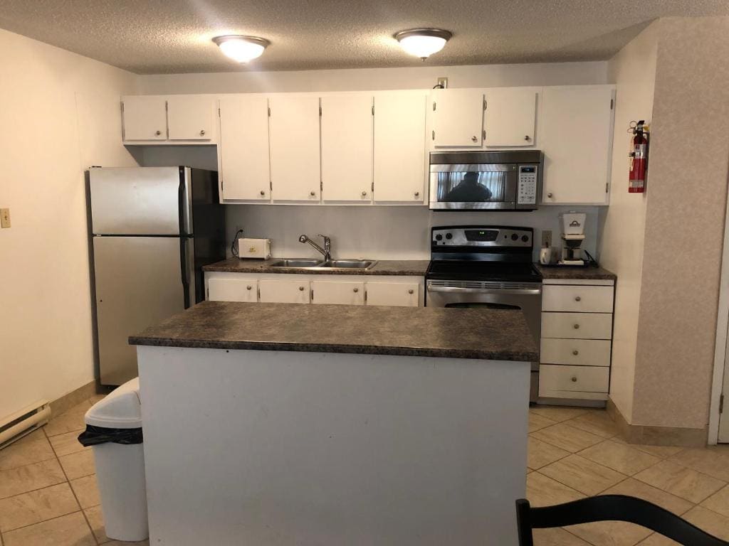 Queen Suite with Kitchen (Second Floor/Stair Access) - Non-Smoking room - Image 1