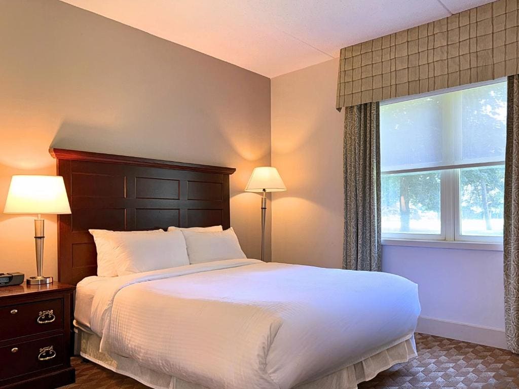 Heritage Queen Room - Mobility Accessible room - Image 1