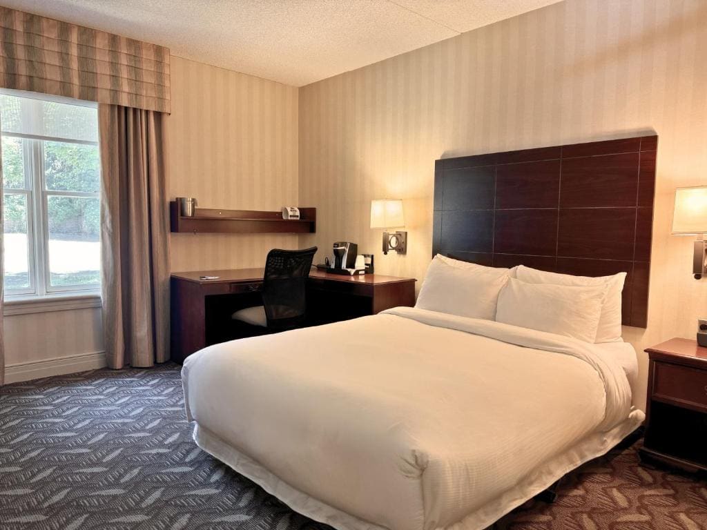 Queen Room with Executive Wing - Mobility Accessible/Non-Smoking room - Image 1