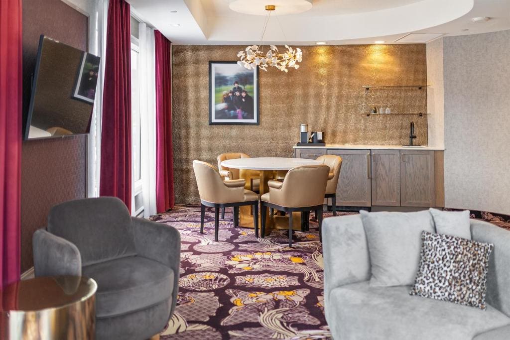 Deluxe Suite room - Image 3