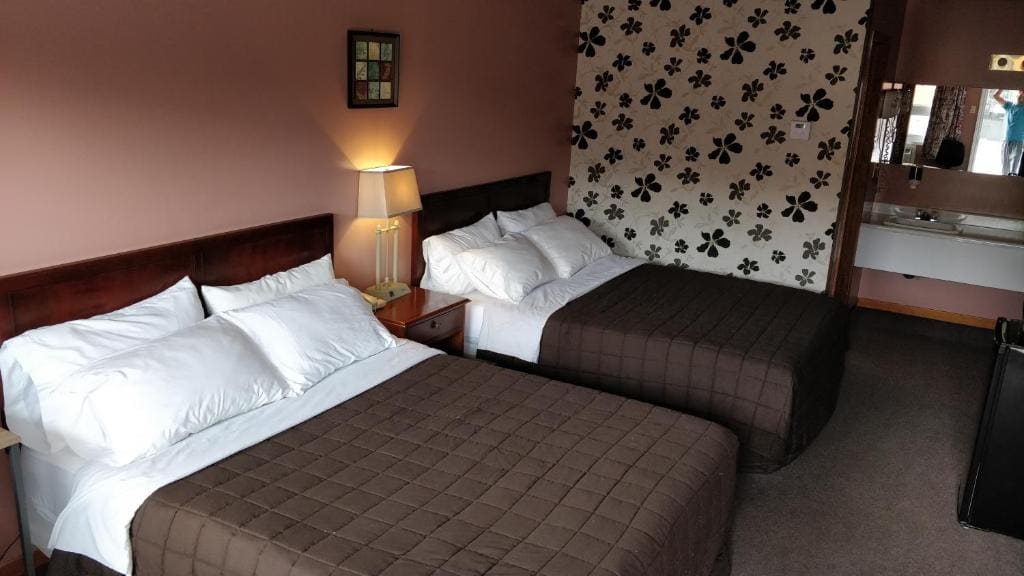 Room with Two Queen Beds - No Pets room - Image 3