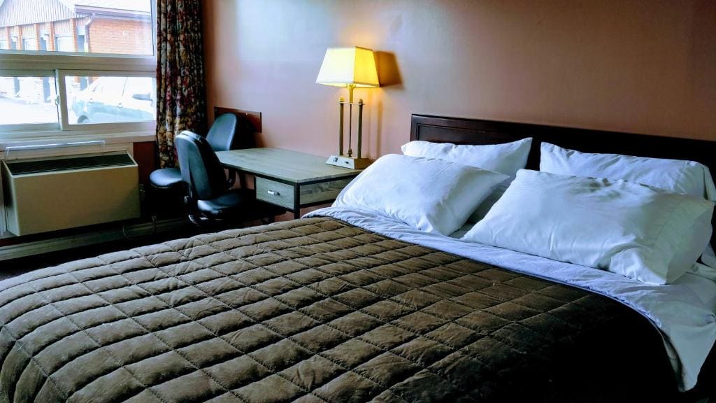 Room with One Queen Bed - No Pets room - Image 1