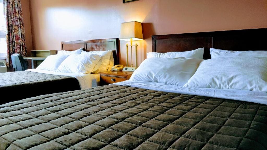 Room with Two Queen Beds - No Pets room - Image 1