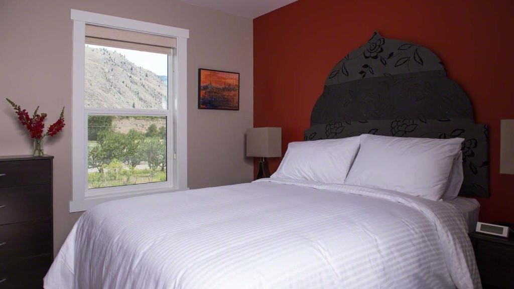 Luxury Three-Bedroom Apartment room - Image 3