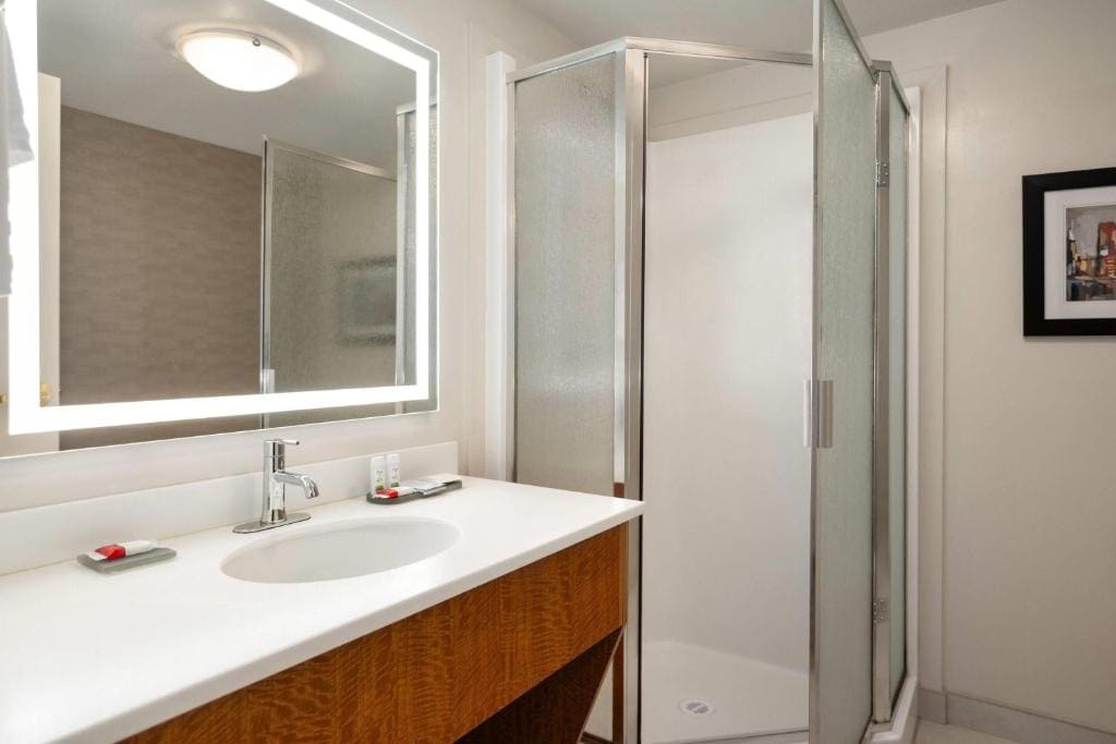 Double Room with Two Double Beds and Courtyard View - Non-Smoking room - Image 3