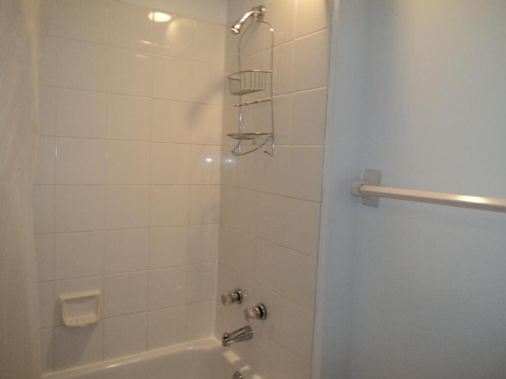 Twin Room with Bathroom room - Image 3
