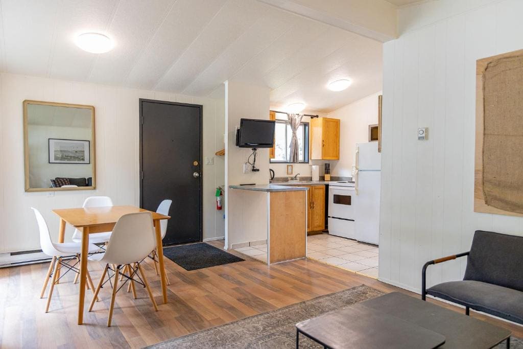 One-Bedroom Cottage room - Image 1