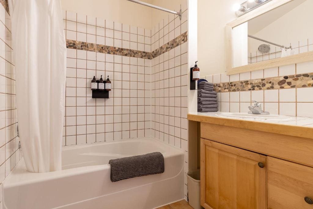 Three-Bedroom Beach Cottage room - Image 2