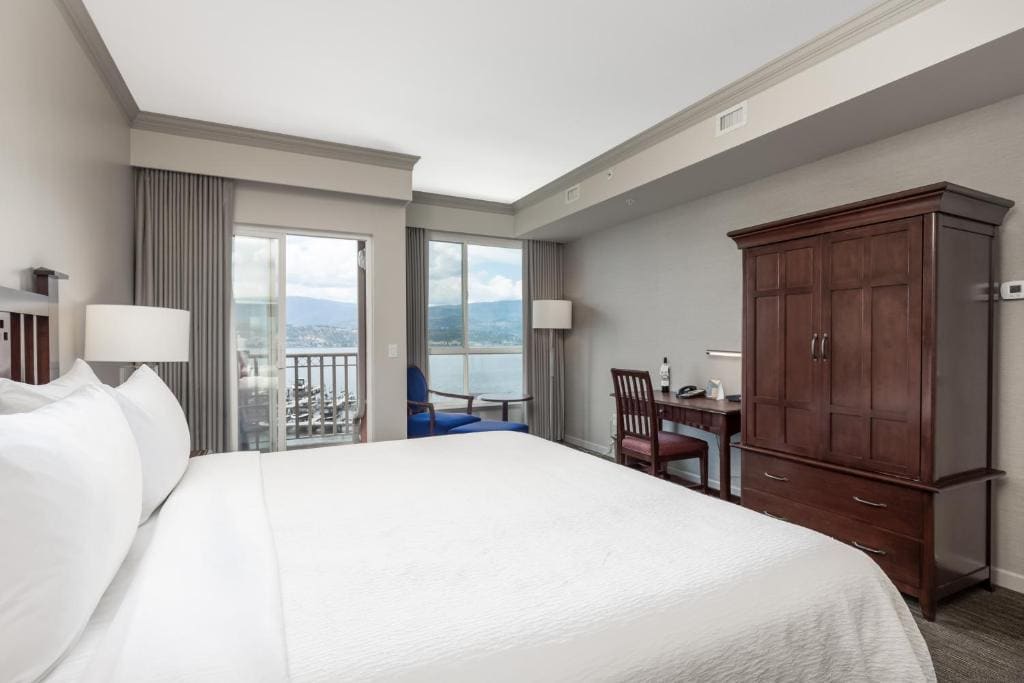 Deluxe King Room, Lakeview room - Image 1